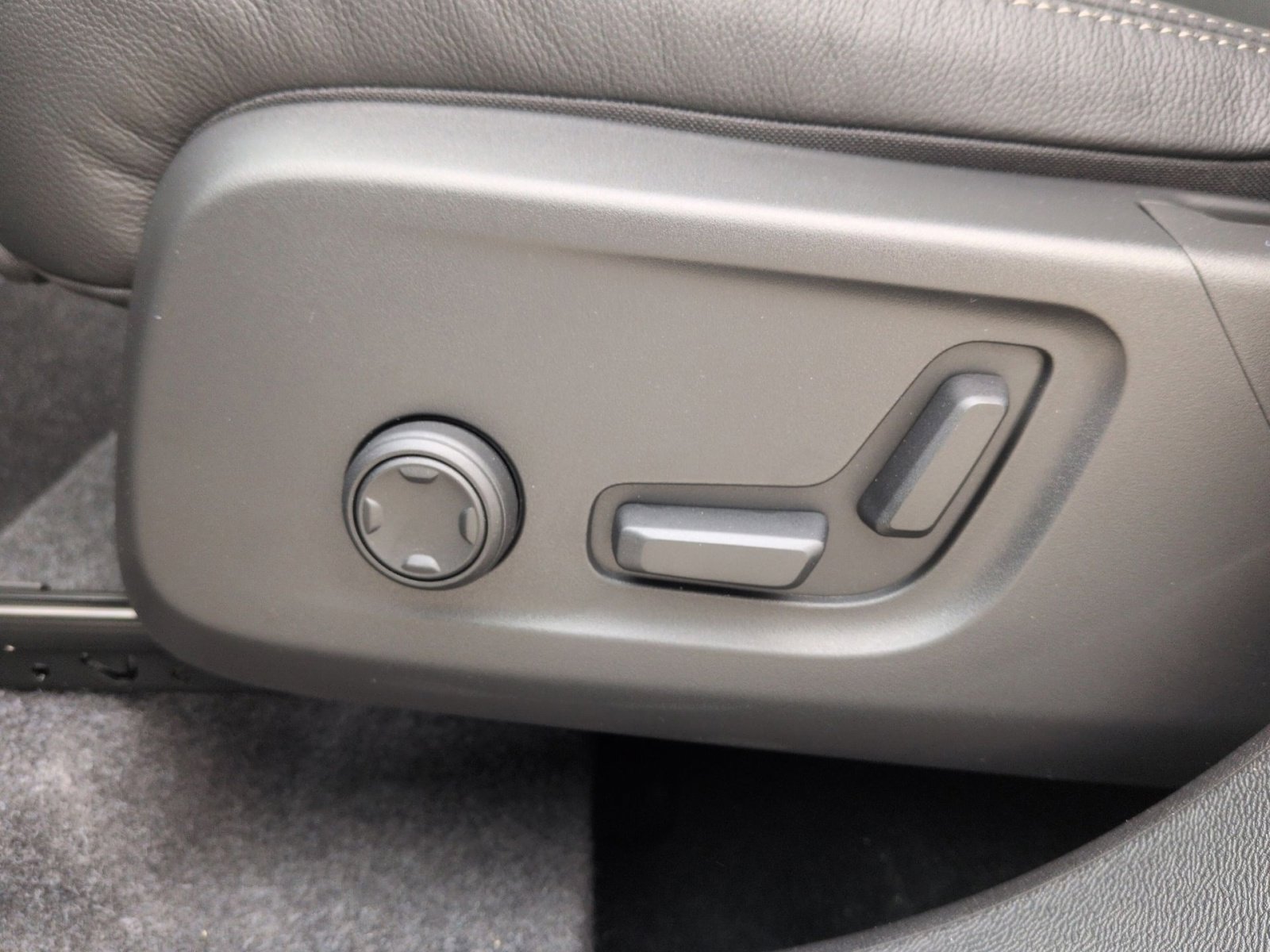 New 2026 Volvo XC40 B5 Plus w/ Protection Package Premier image 14