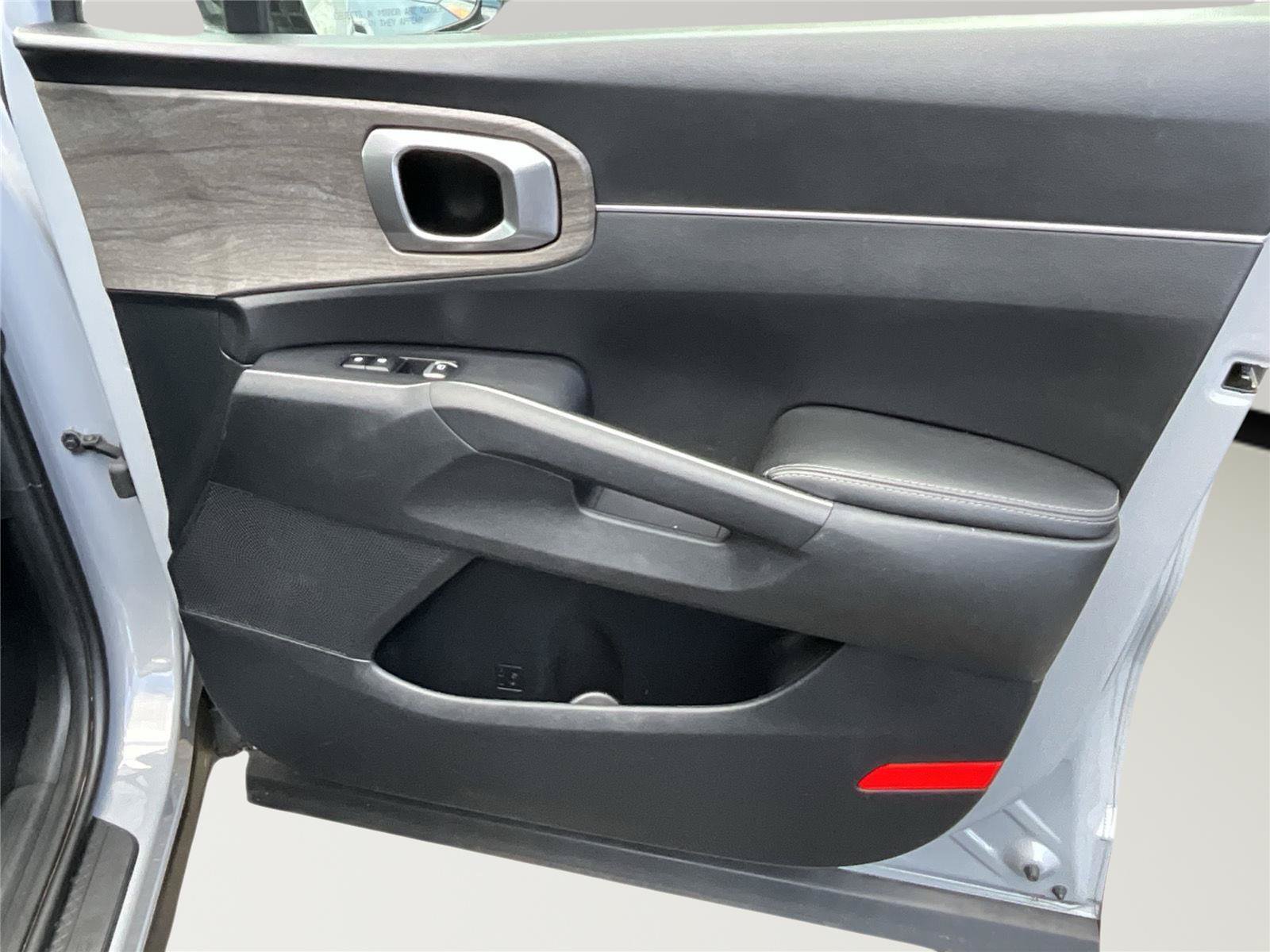Used 2023 Kia Sorento S w/ Panoramic Sunroof Package AWD/4WD image 7