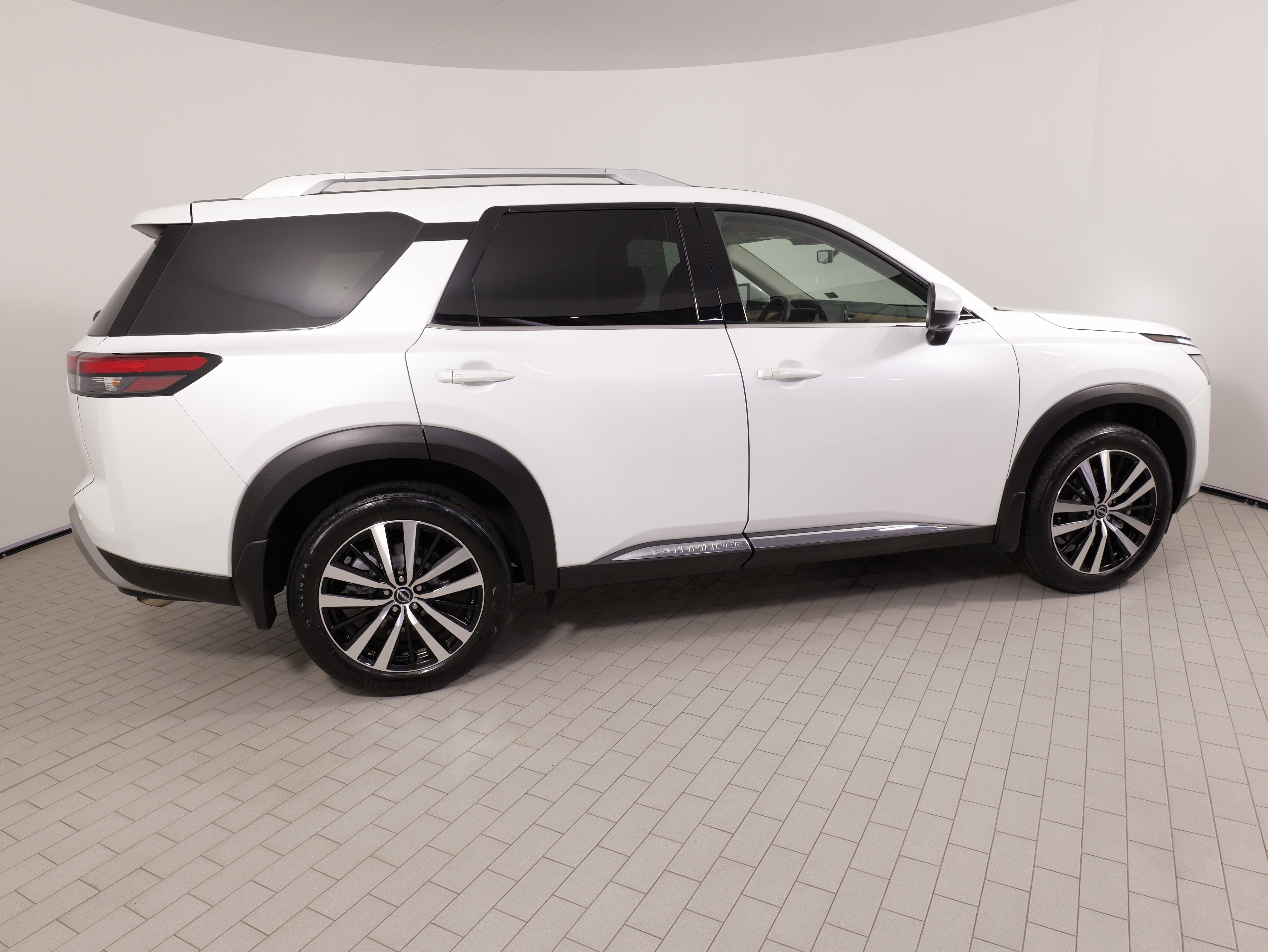 Used 2025 Nissan Pathfinder Platinum AWD/4WD image 11