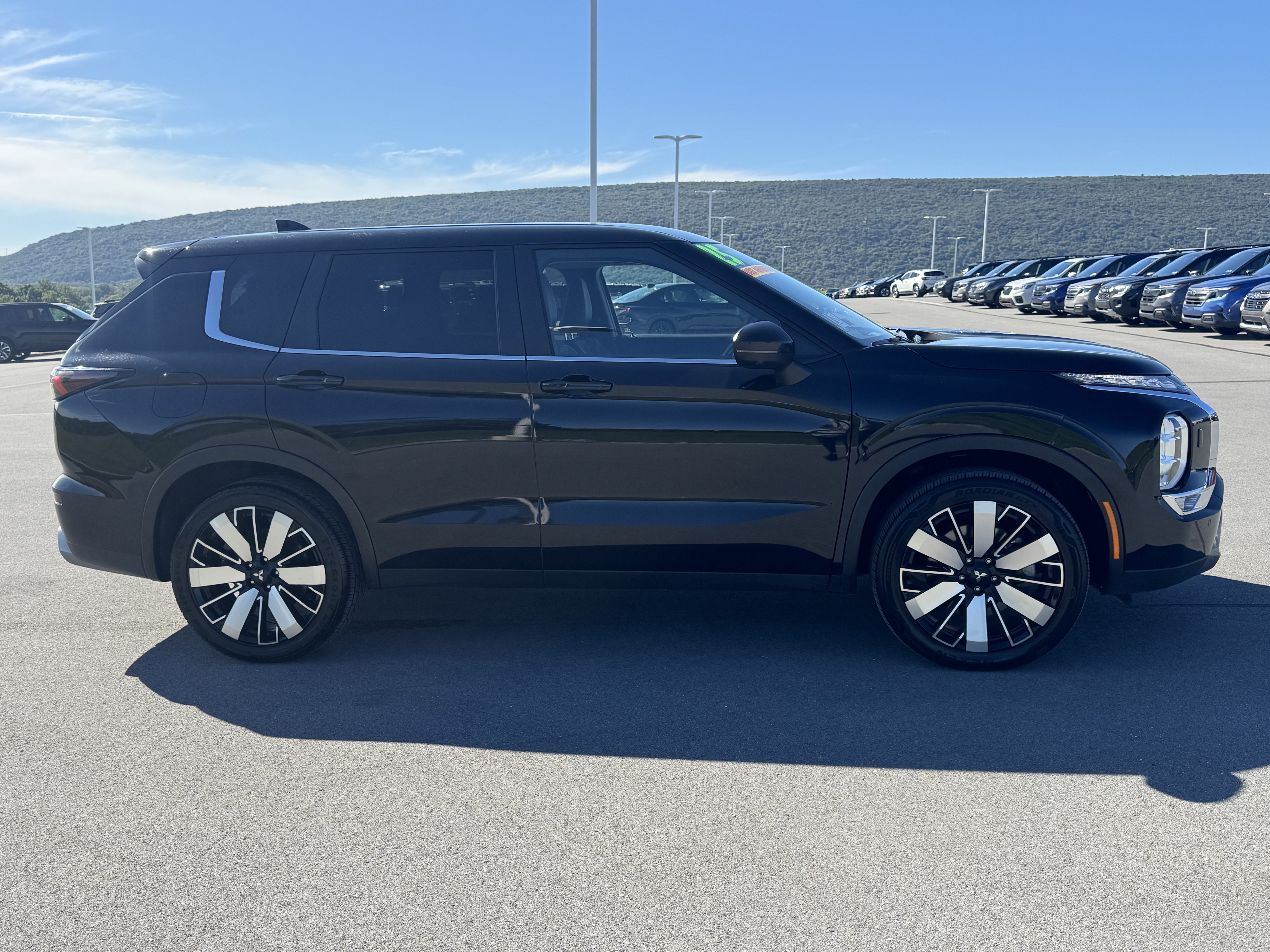 Used 2025 Mitsubishi Outlander SE AWD/4WD image 2