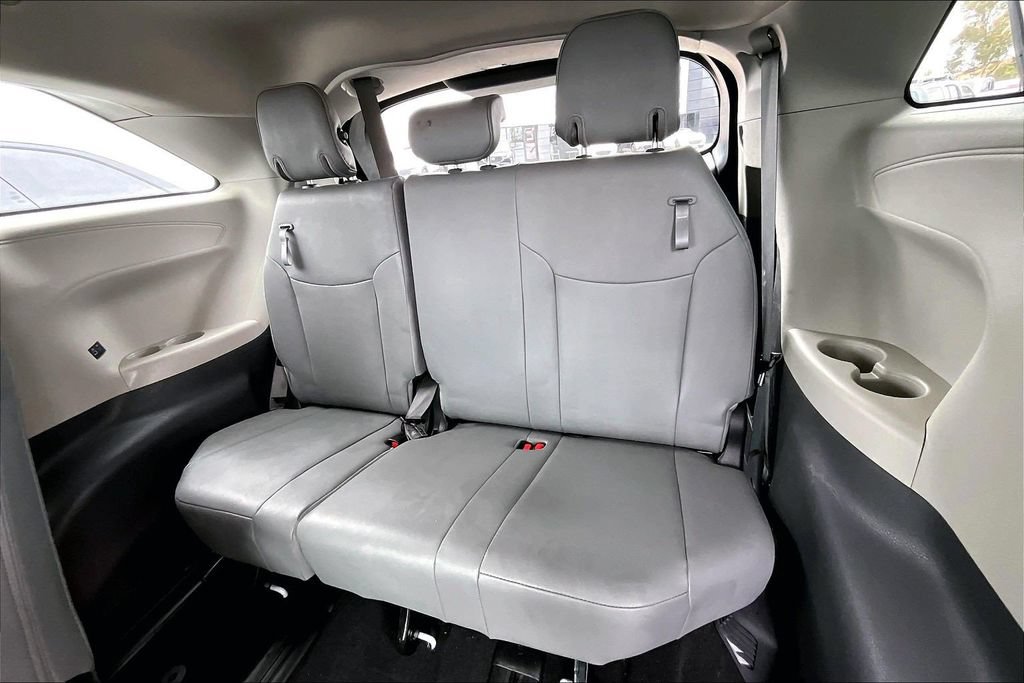 Used 2023 Toyota Sienna XLE FWD image 16