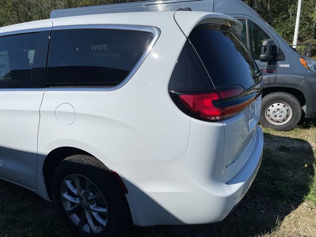 New 2026 Chrysler Pacifica Select image 5