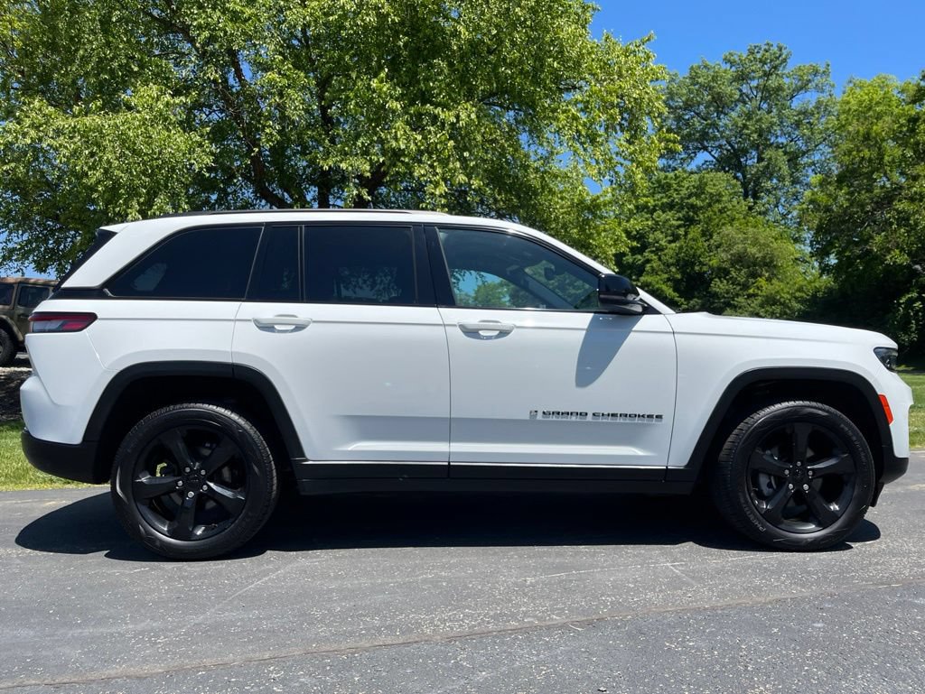 Used 2023 Jeep Grand Cherokee Altitude AWD/4WD image 33