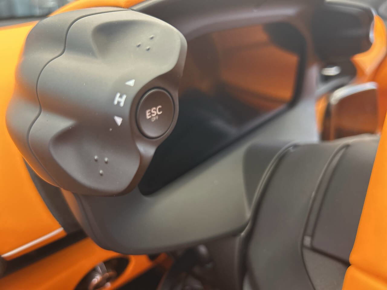 Used 2025 McLaren Artura Spider image 26