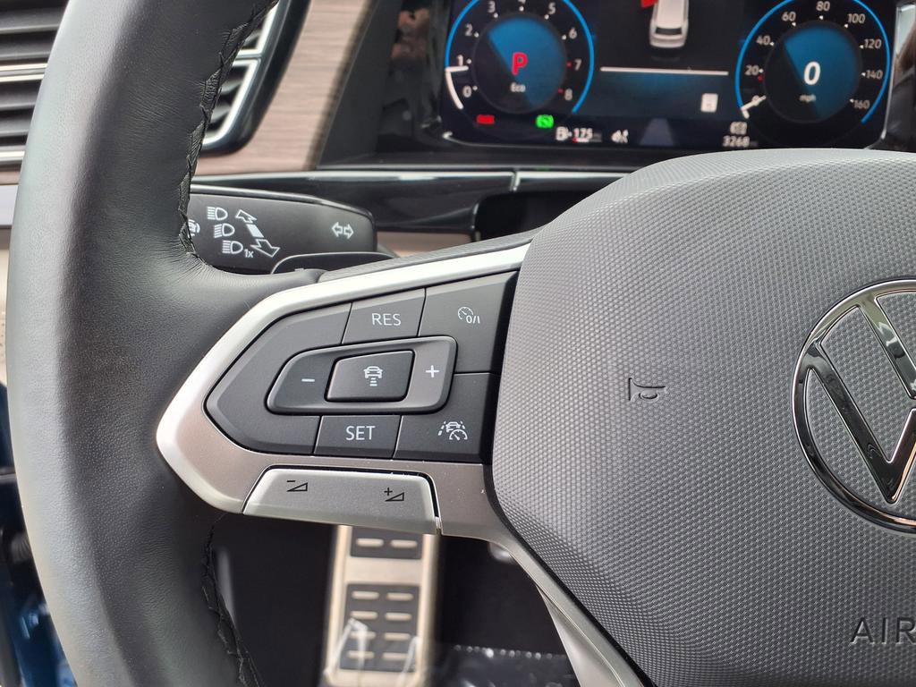 Used 2025 Volkswagen Atlas SEL Premium R-Line image 32