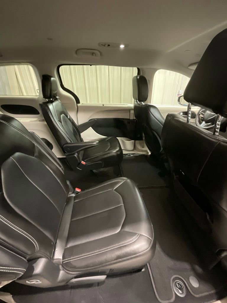 Used 2024 Chrysler Pacifica Touring-L image 14