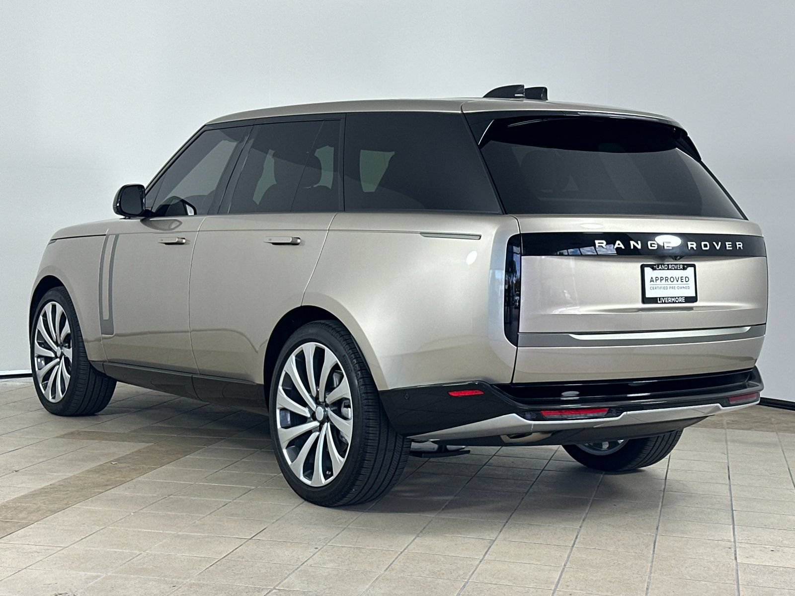 Used 2025 Land Rover Range Rover SE AWD/4WD image 4