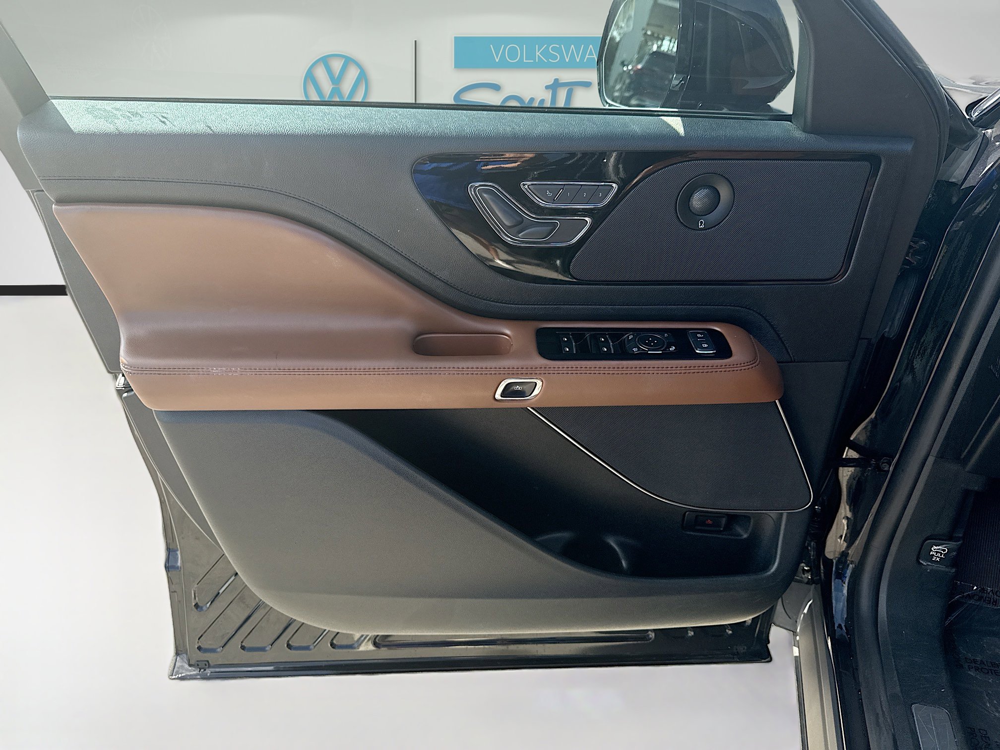 Used 2023 Lincoln Aviator Reserve w/ Equipment Group 201A image 20