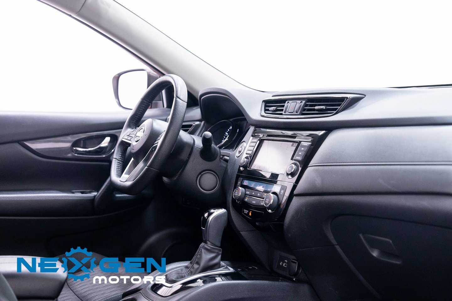 Used 2020 Nissan Rogue SV w/ Premium Package image 46