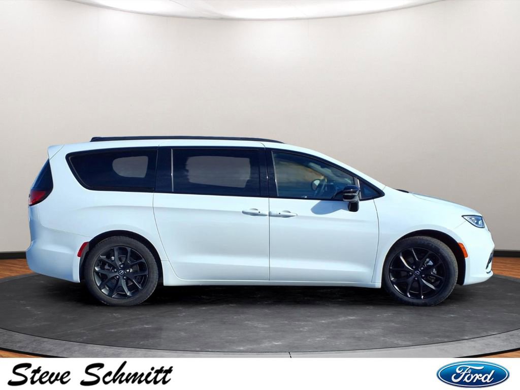 Used 2025 Chrysler Pacifica Limited FWD image 30