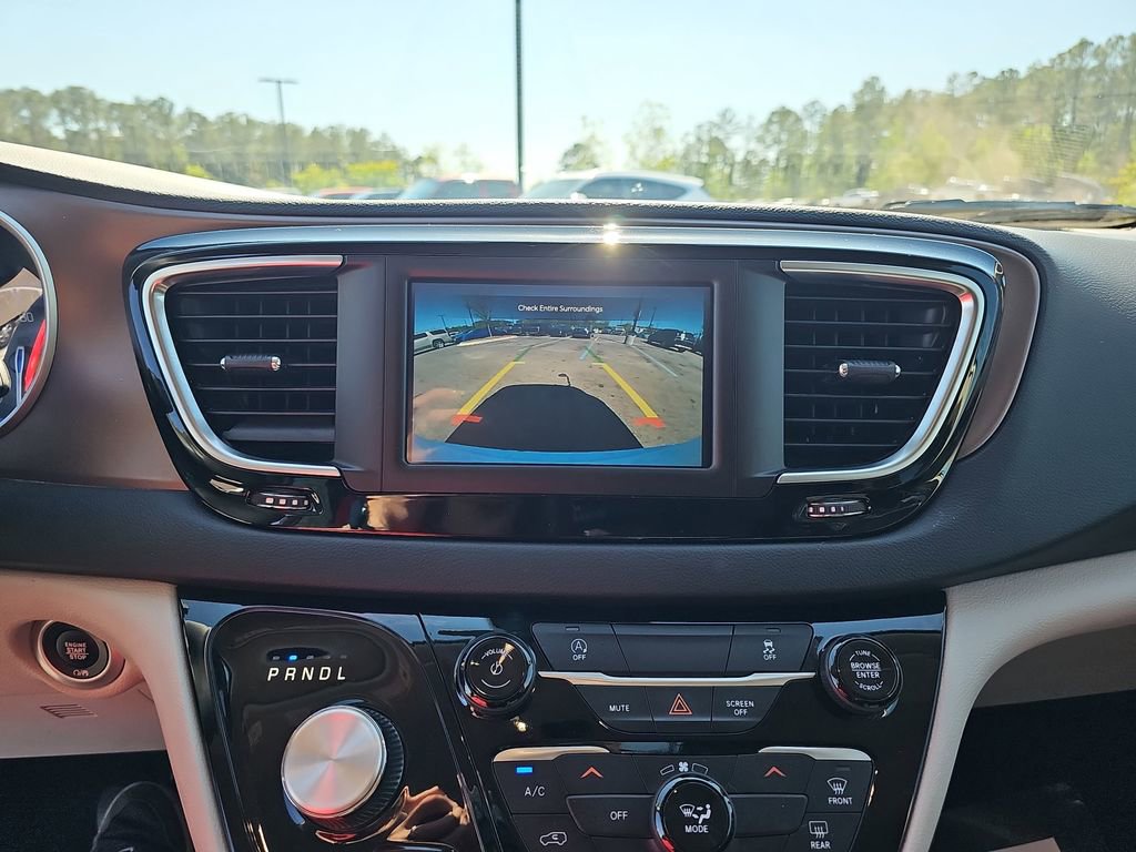 Used 2023 Chrysler Voyager LX image 27