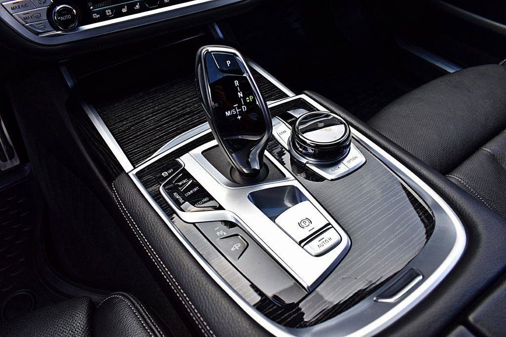 Used 2019 BMW 740i w/ Executive Package RWD image 33