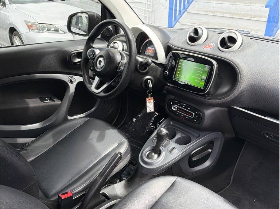 Used 2016 smart fortwo passion RWD image 5