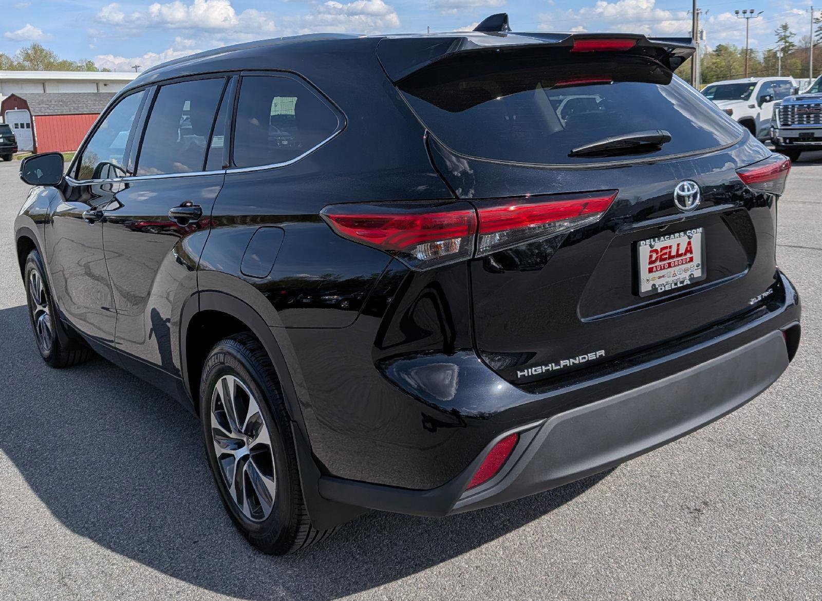 Used 2022 Toyota Highlander XLE AWD/4WD image 8