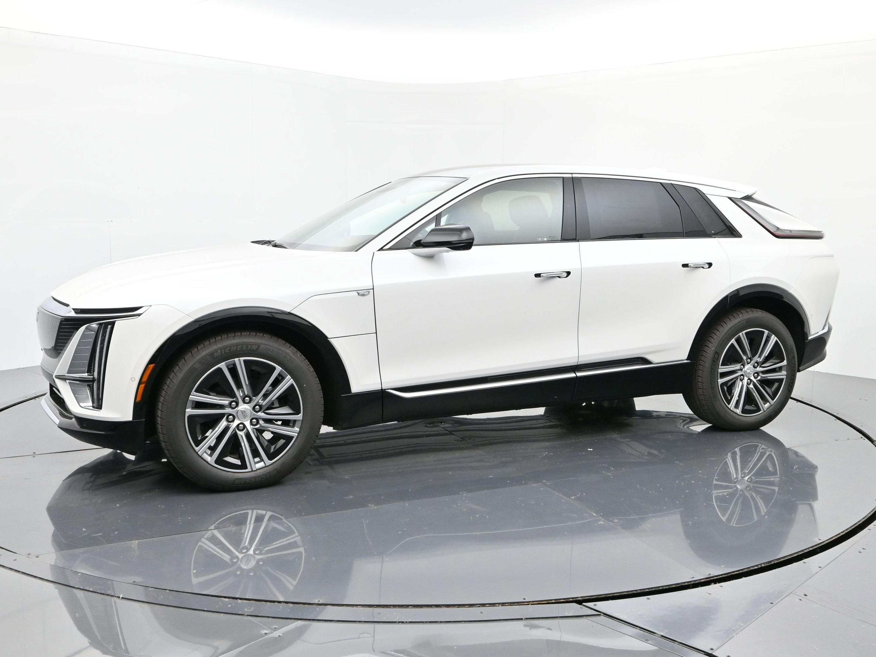 New 2025 Cadillac Lyriq Luxury image 2