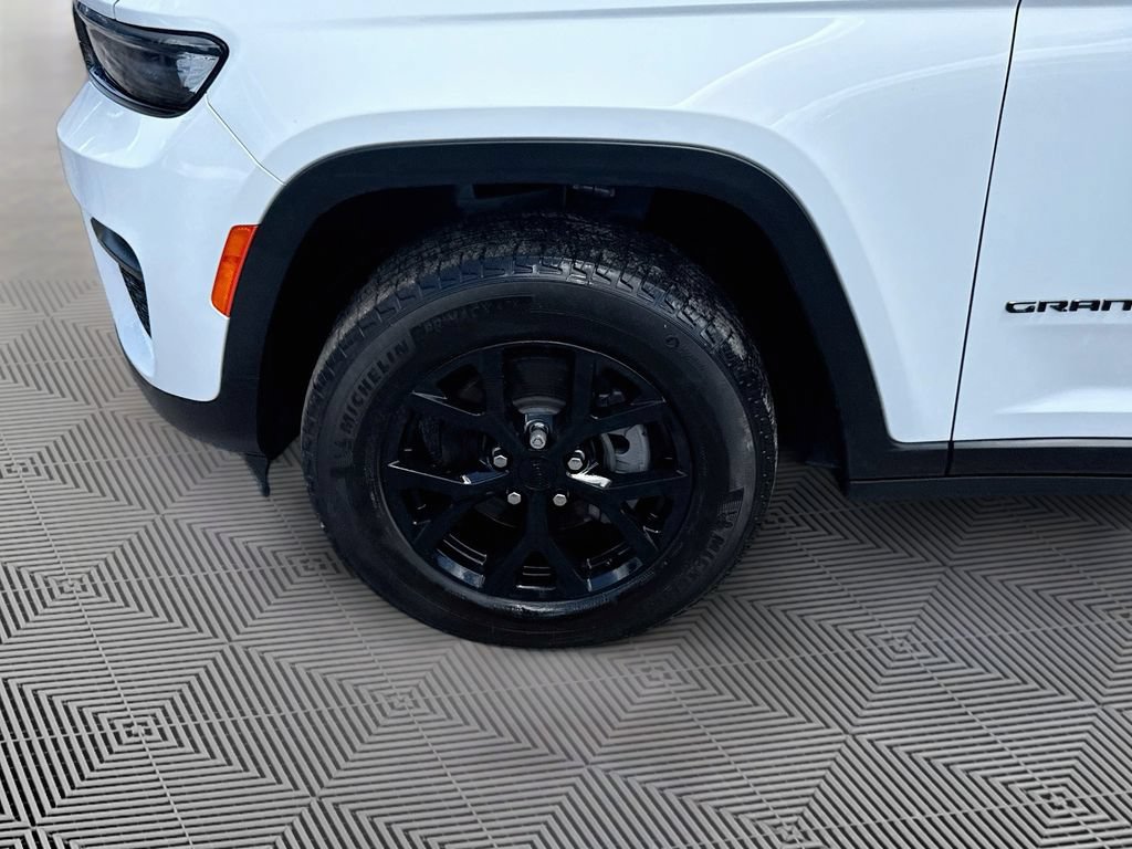 Used 2024 Jeep Grand Cherokee Altitude RWD image 35