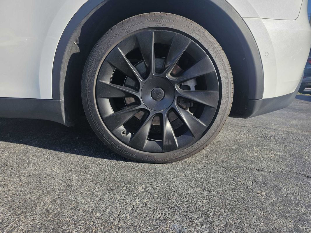 Used 2022 Tesla Model Y Long Range image 4