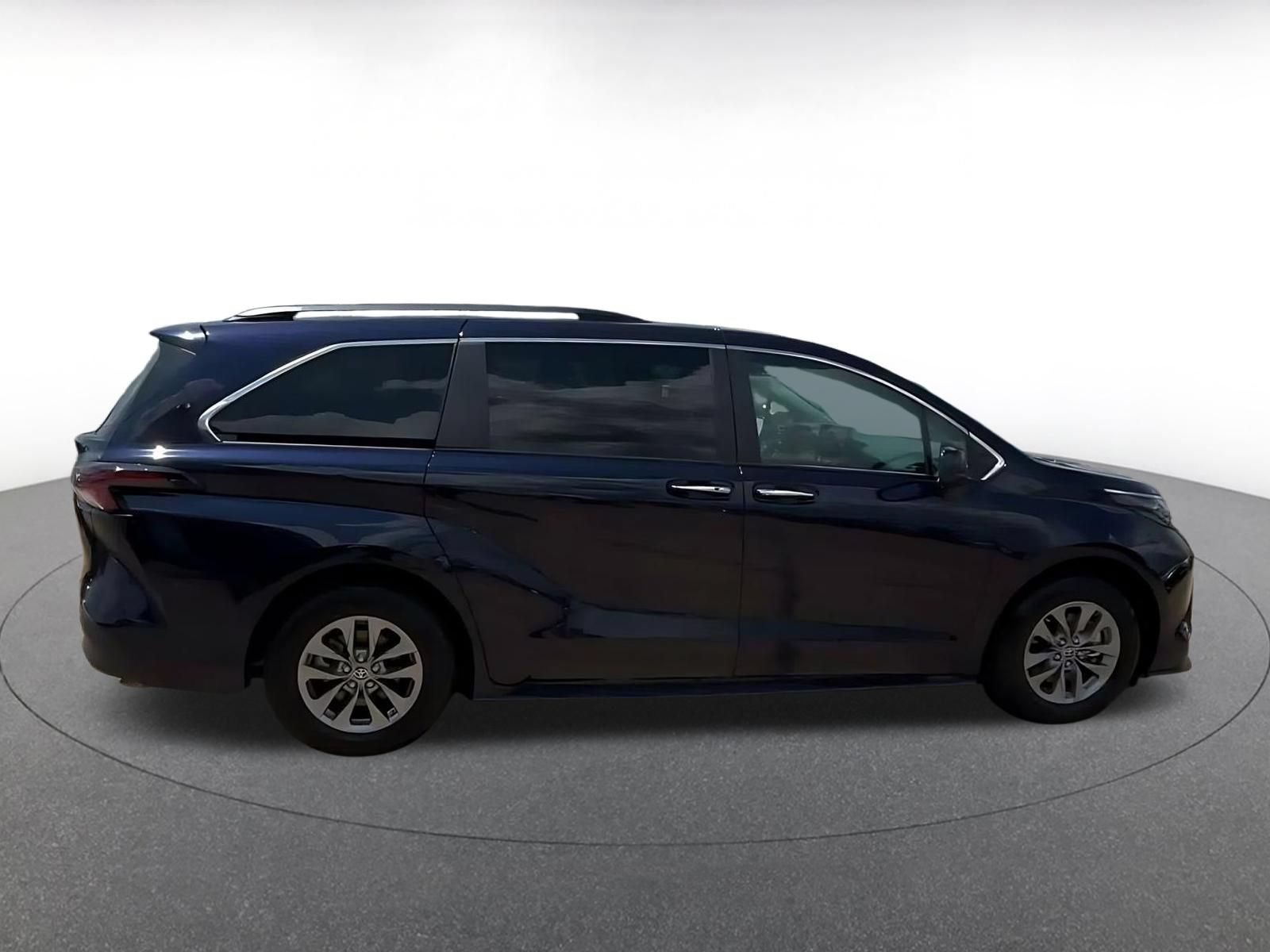 Used 2025 Toyota Sienna XLE FWD image 15