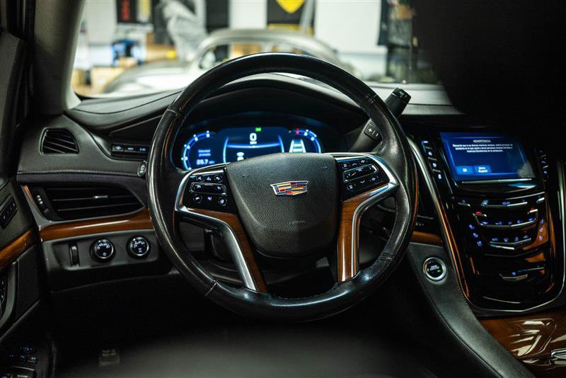 Used 2019 Cadillac Escalade Luxury AWD/4WD image 16