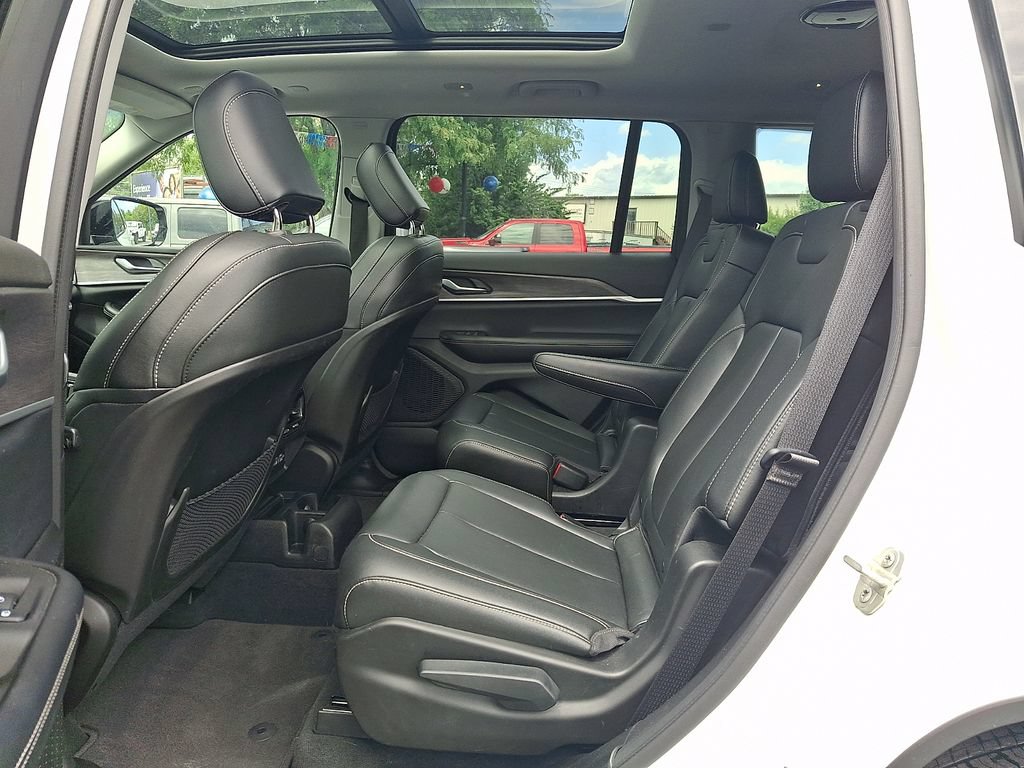 Used 2023 Jeep Grand Cherokee L Limited AWD/4WD image 10