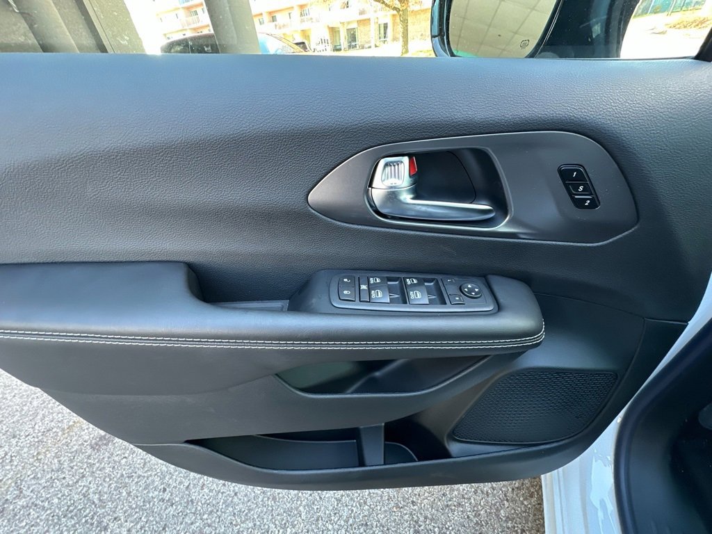 New 2026 Chrysler Pacifica Select image 18