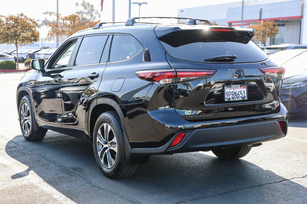 Used 2024 Toyota Highlander XLE FWD image 25