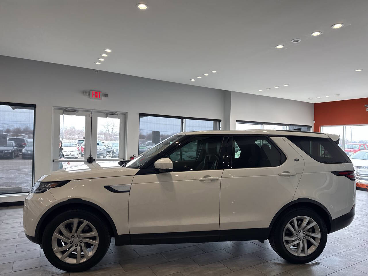 Used 2017 Land Rover Discovery HSE image 10