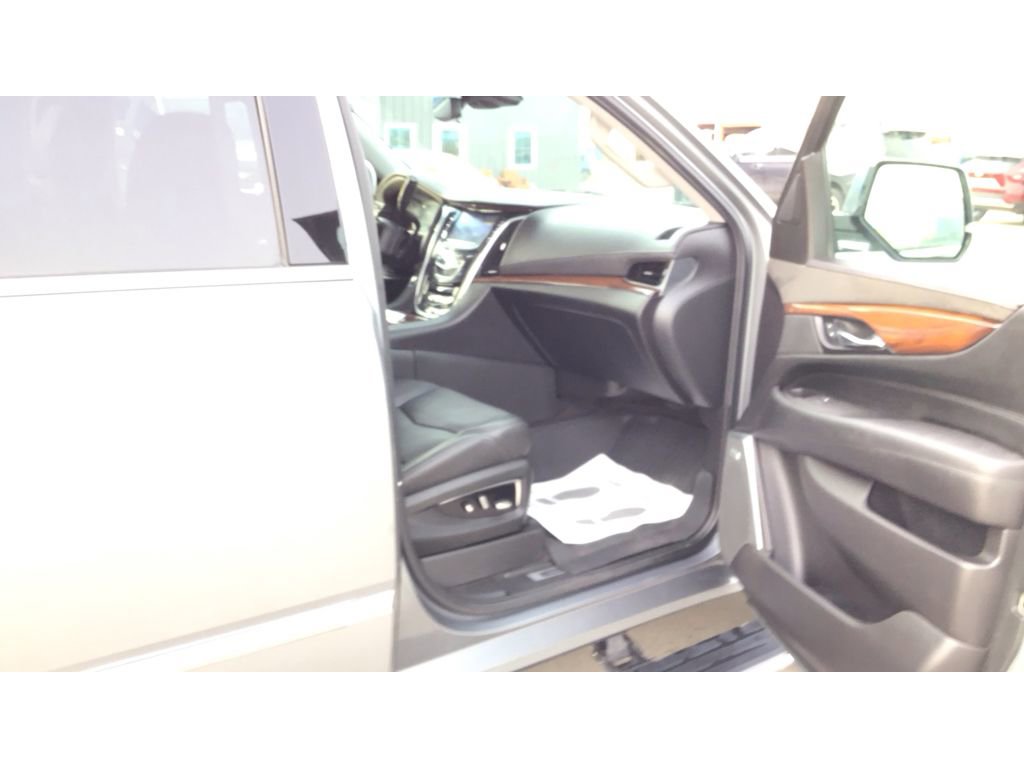 Used 2020 Cadillac Escalade Premium Luxury image 16