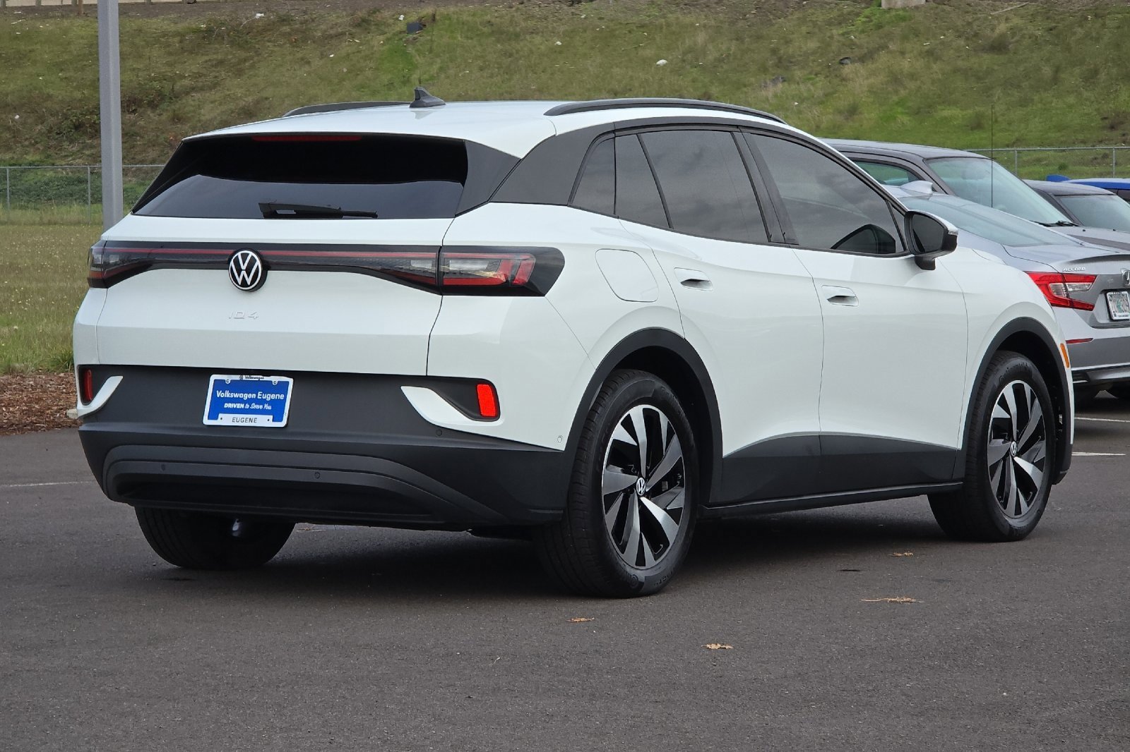 Used 2023 Volkswagen ID.4 2WD image 3