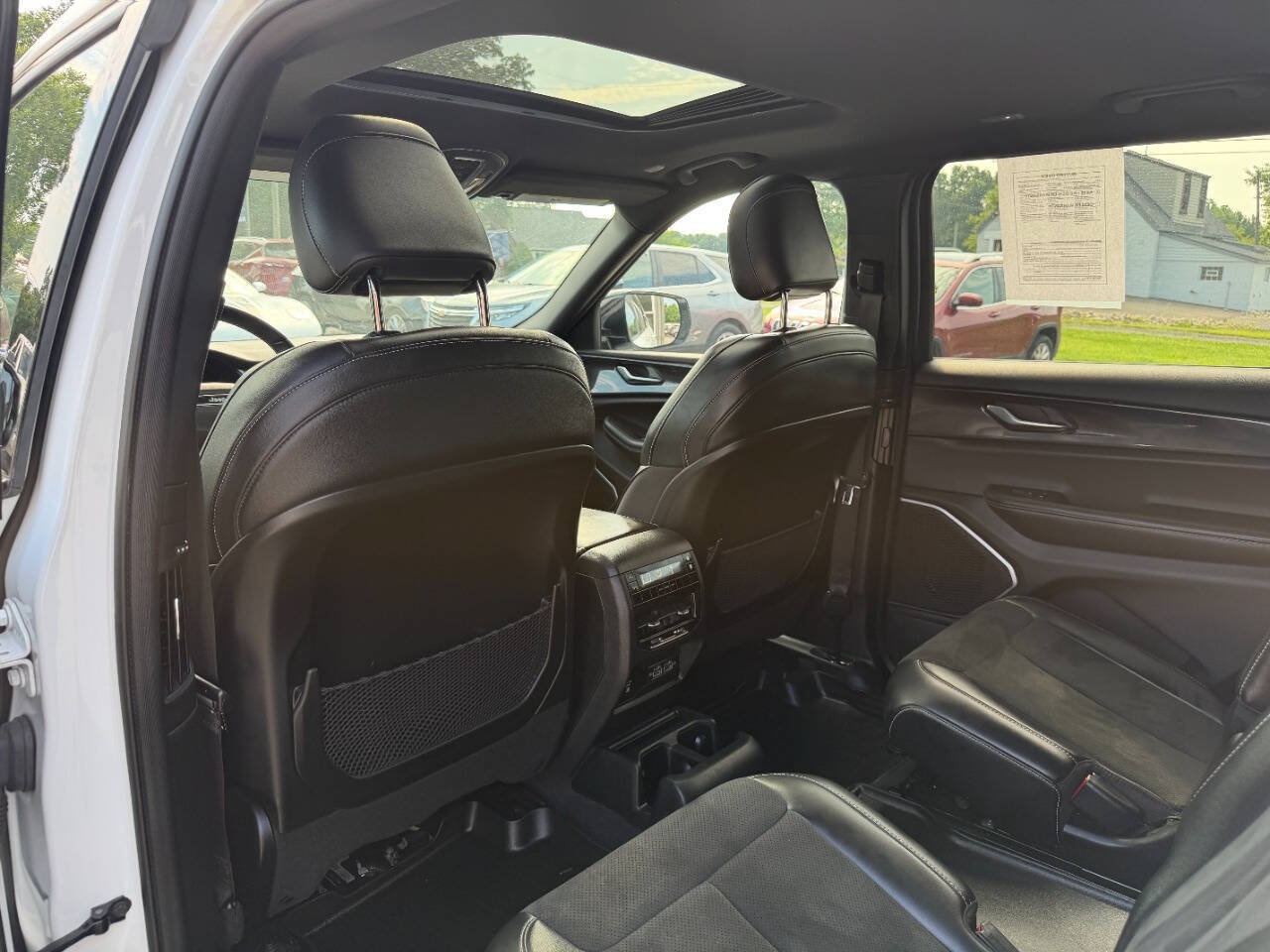 Used 2022 Jeep Grand Cherokee L Laredo AWD/4WD image 27