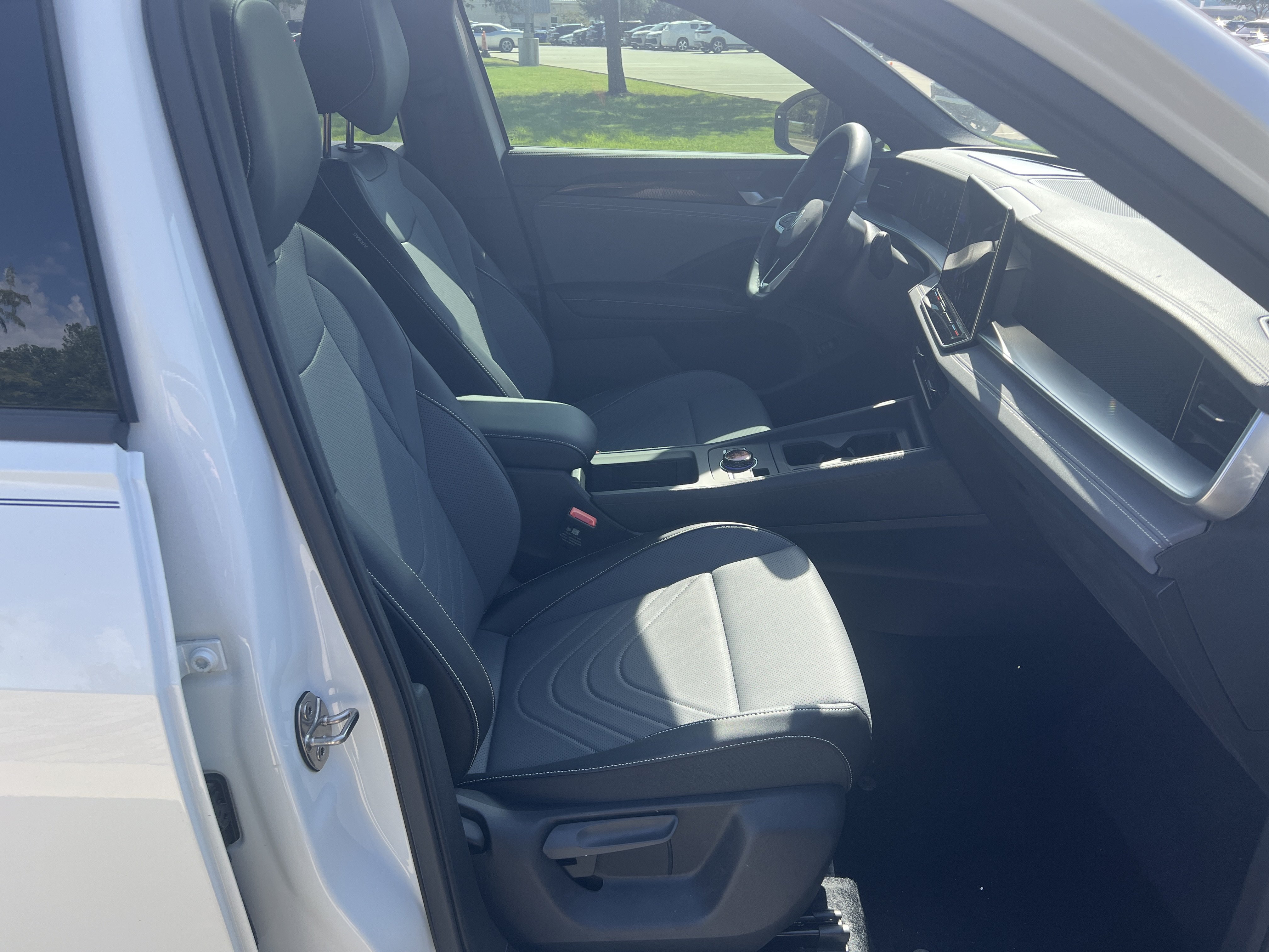 Certified 2026 Volkswagen Tiguan SE R-Line FWD image 26