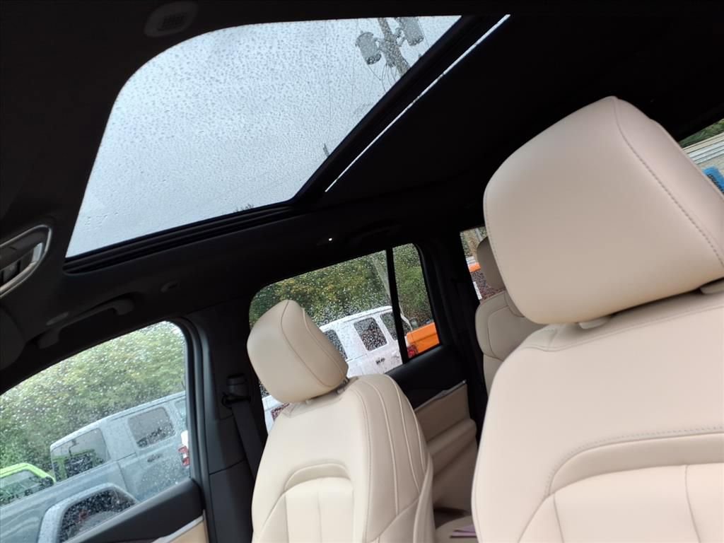 New 2025 Jeep Grand Cherokee Limited image 11