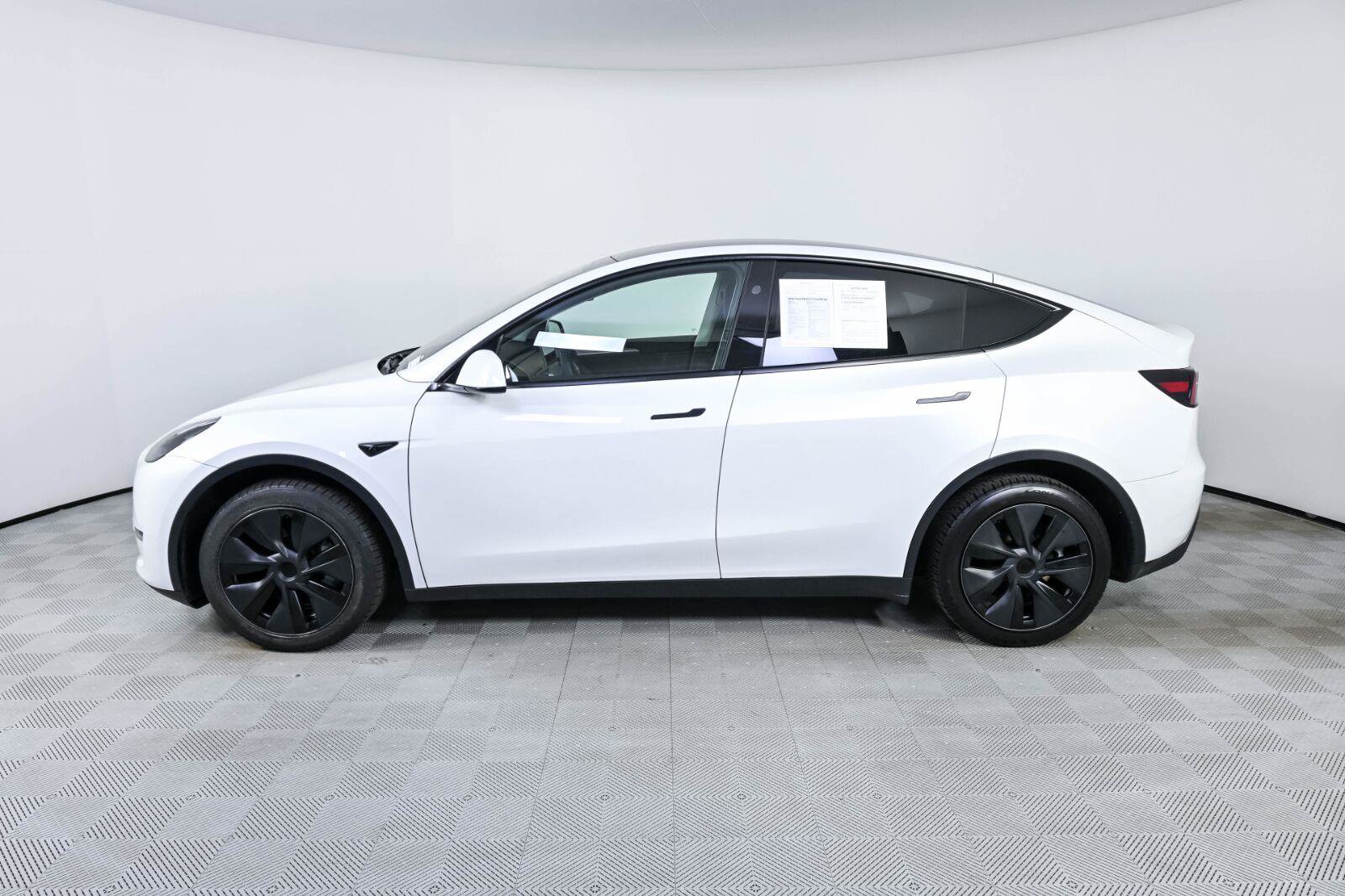 Used 2024 Tesla Model Y Long Range AWD/4WD image 2