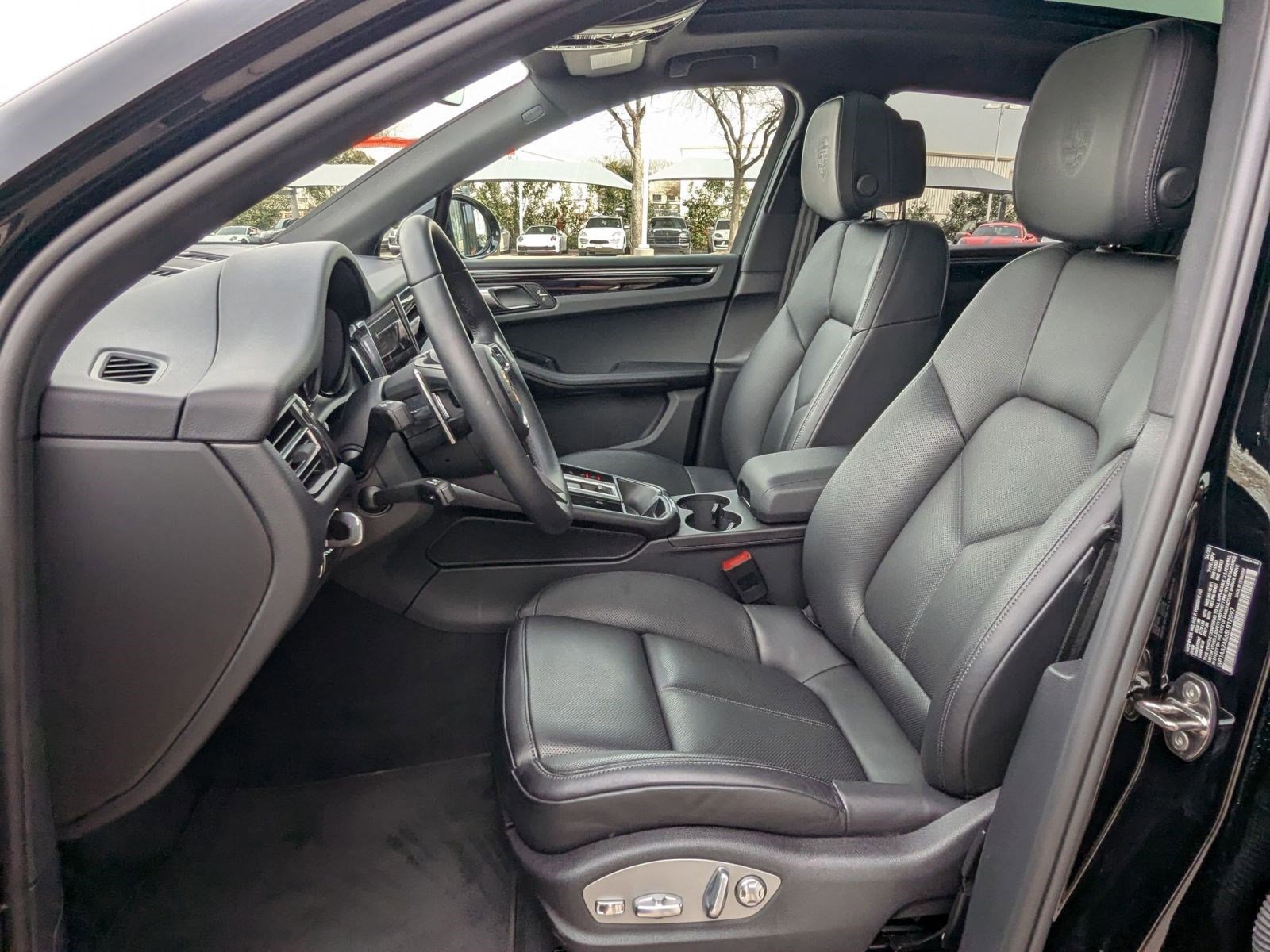 Certified 2025 Porsche Macan image 5