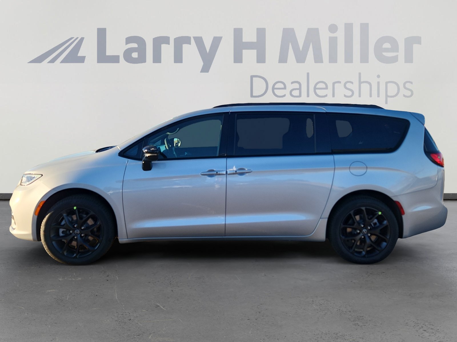 New 2026 Chrysler Pacifica Select w/ S Appearance Package AWD/4WD image 3