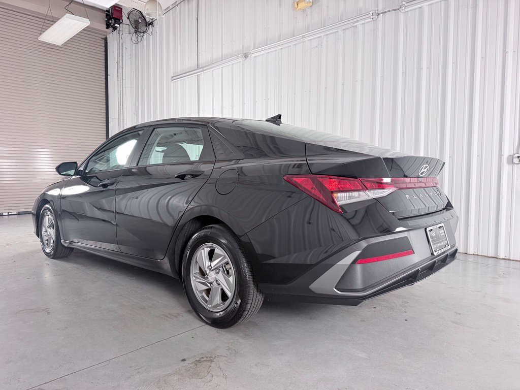 Used 2026 Hyundai Elantra SE FWD image 7
