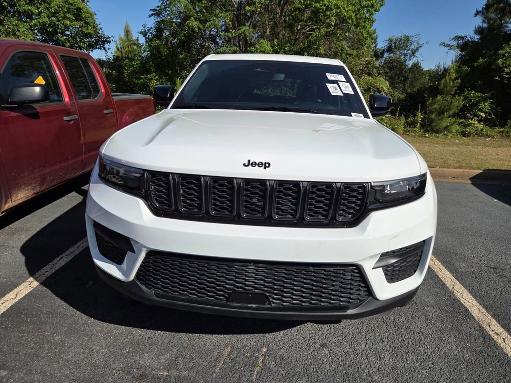 Used 2023 Jeep Grand Cherokee Altitude image 2