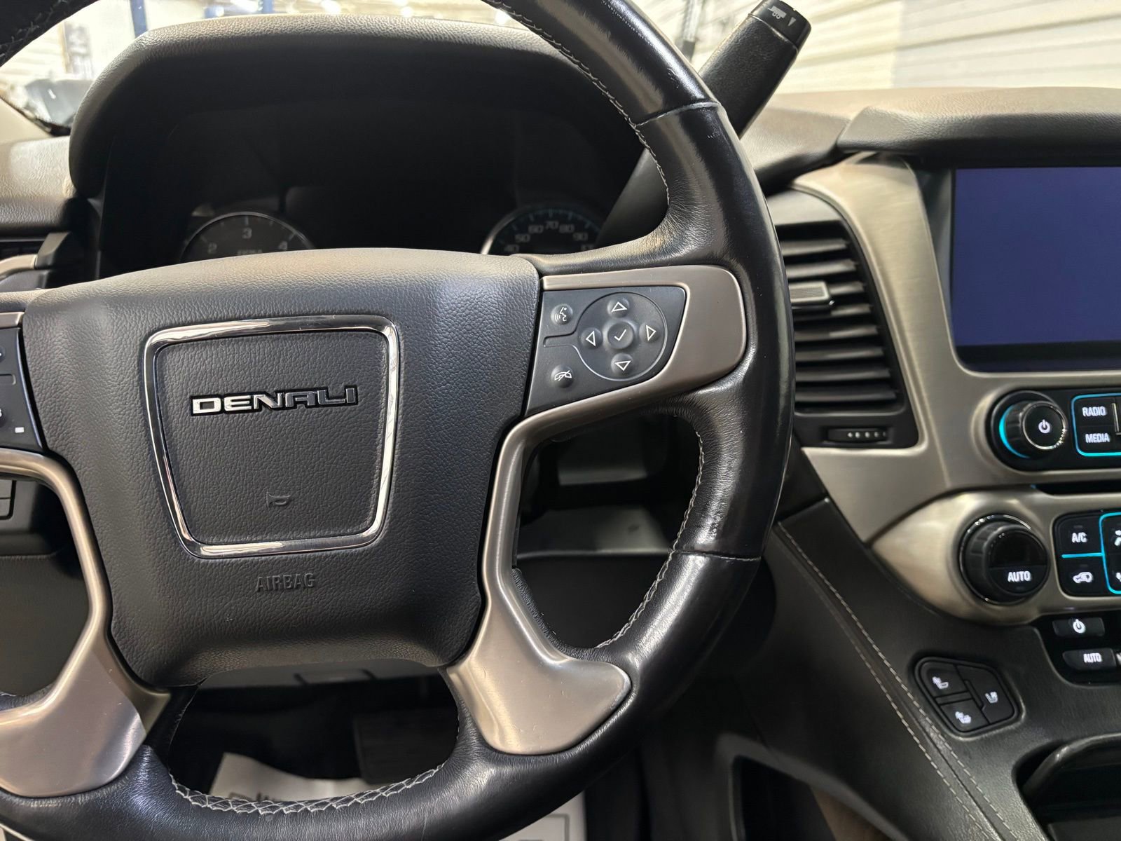 Used 2019 GMC Yukon XL Denali w/ Denali Ultimate Package AWD/4WD image 15