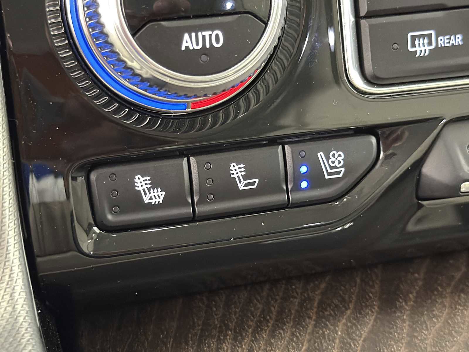 Used 2023 GMC Yukon XL Denali AWD/4WD image 34