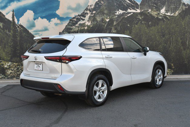 Used 2025 Toyota Highlander LE AWD/4WD image 3