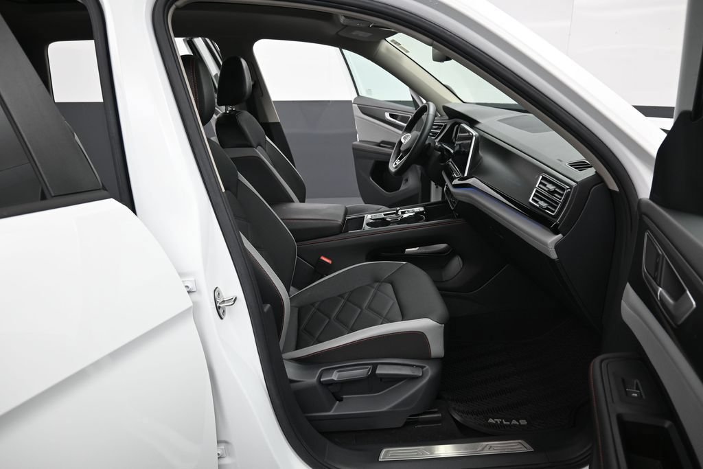 Used 2024 Volkswagen Atlas Peak Edition SE AWD/4WD image 34