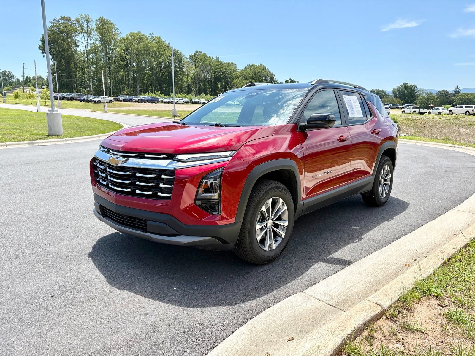 Used 2025 Chevrolet Equinox LT w/ Convenience Package II AWD/4WD image 3