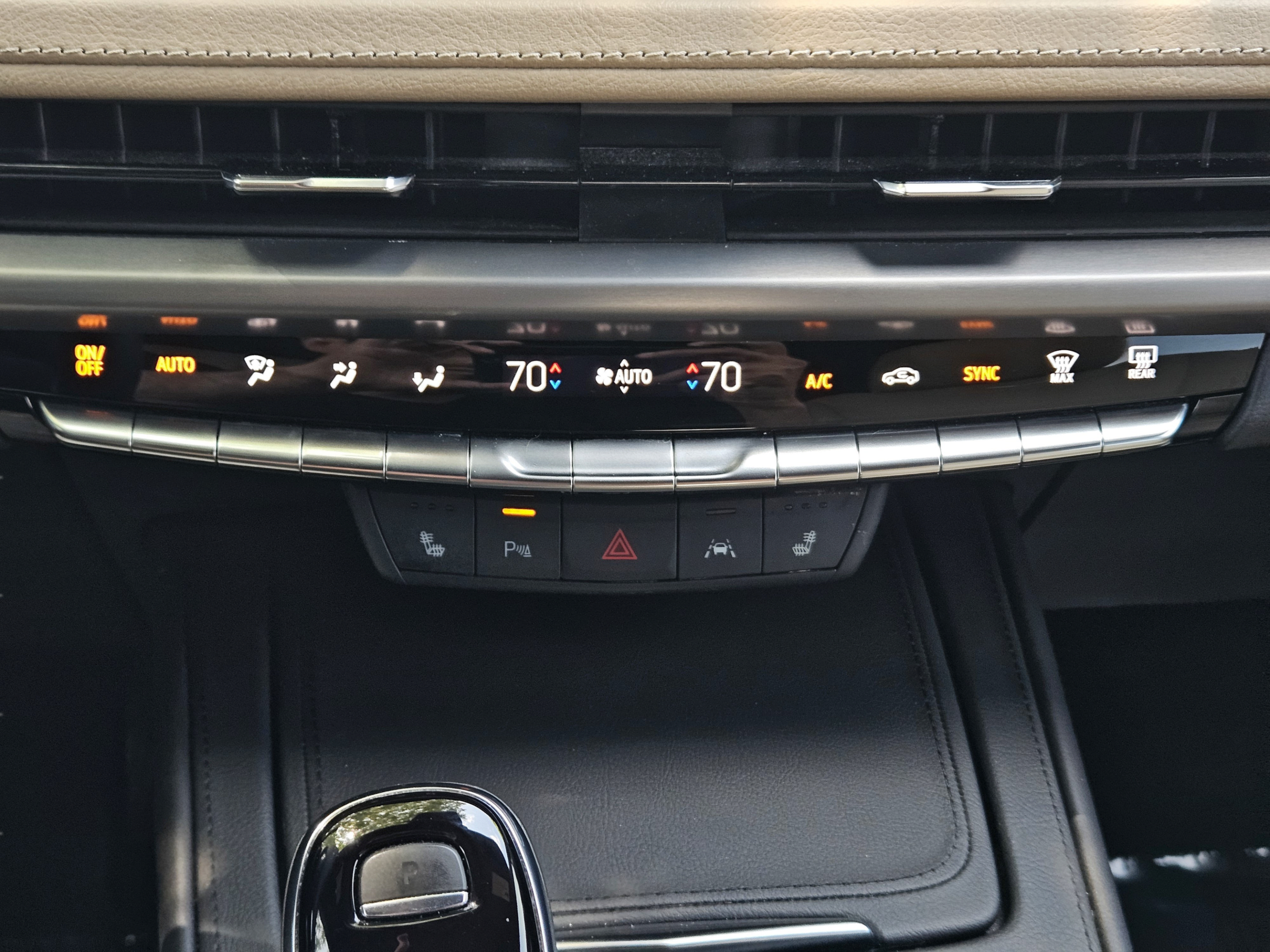 Used 2024 Cadillac XT4 Luxury w/ Cold Weather Package FWD image 11