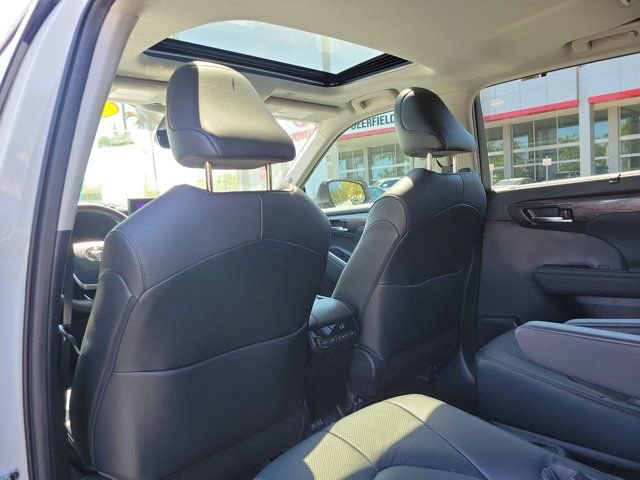 Used 2023 Toyota Highlander Limited image 14