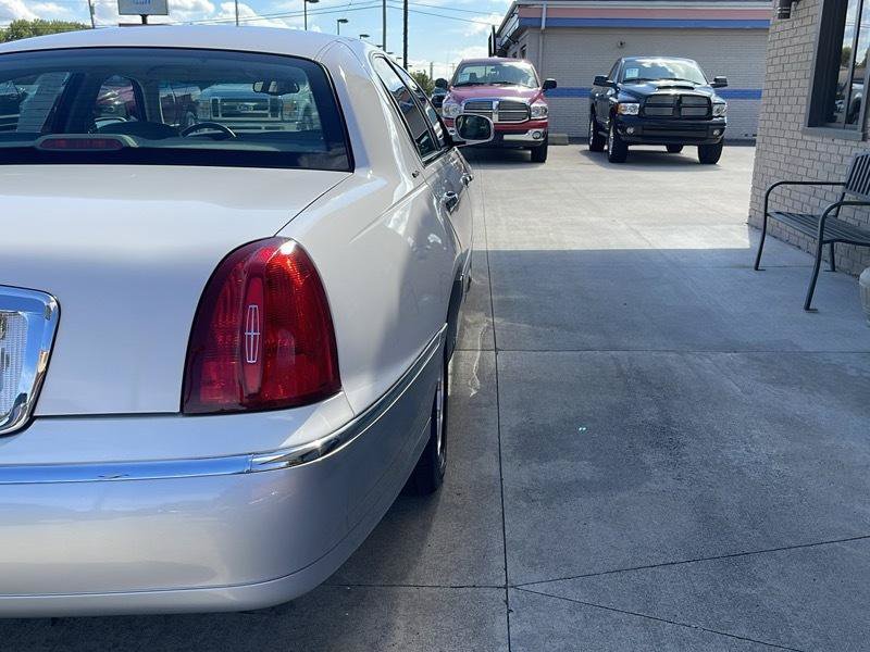 Used 1999 Lincoln Town Car Signature RWD image 12