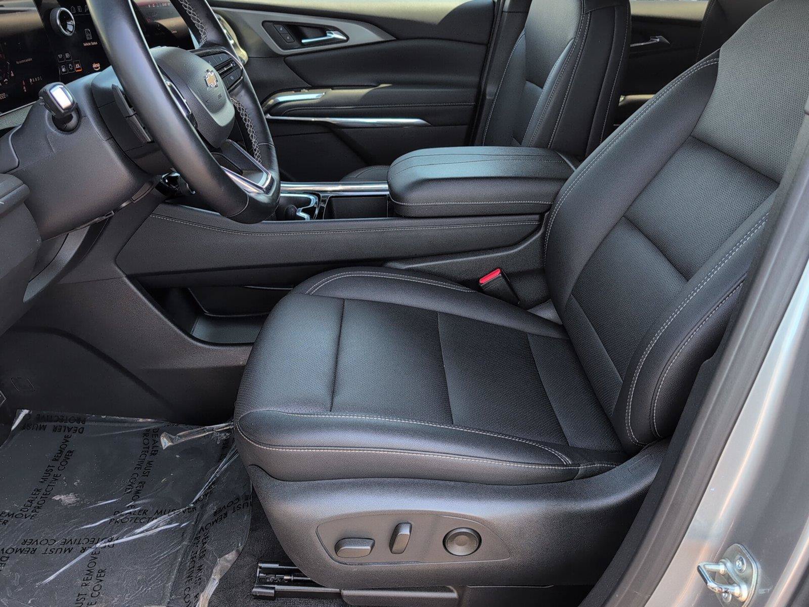 Certified 2025 Chevrolet Traverse LT FWD image 3