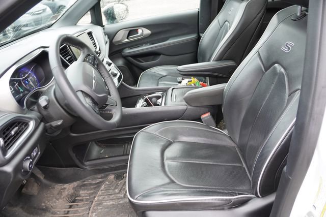 Used 2023 Chrysler Pacifica Limited w/ Uconnect Theater Family Group AWD/4WD image 6