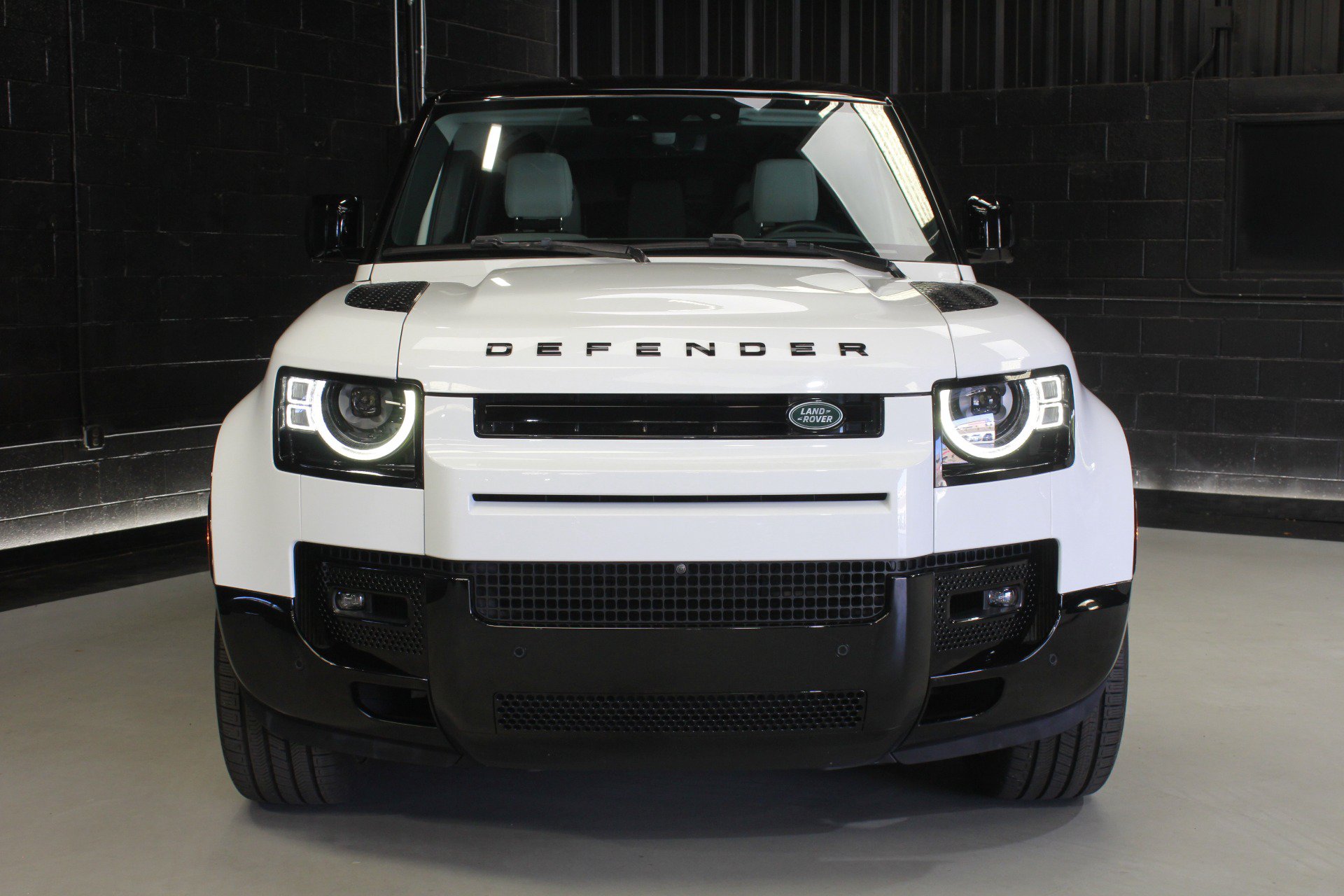 Used 2025 Land Rover Defender 110 X-Dynamic SE AWD/4WD image 7
