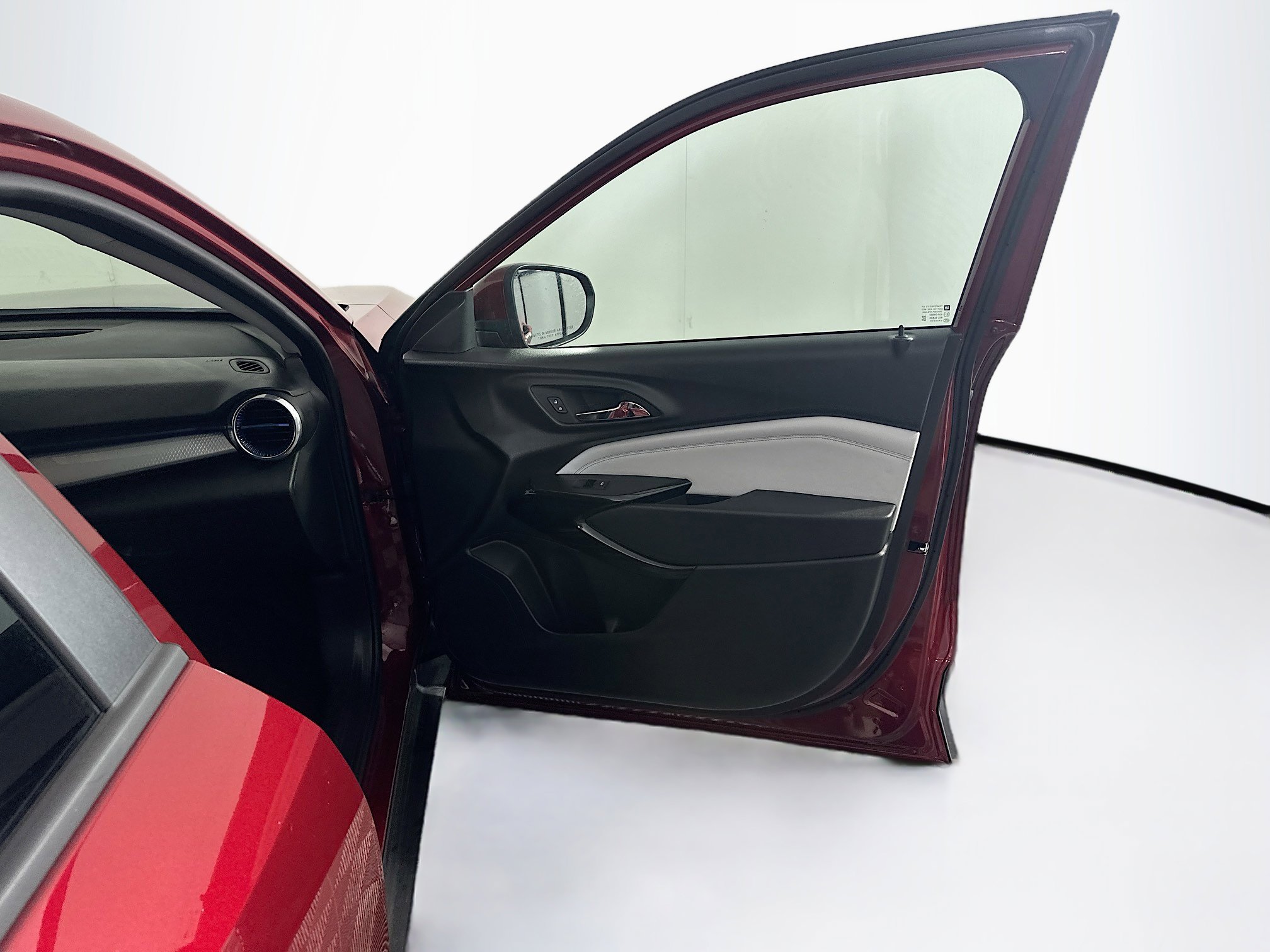 Used 2025 Chevrolet Trax LT w/ LT Convenience Package image 32