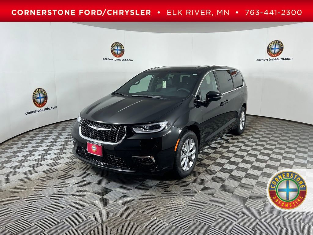 Used 2025 Chrysler Pacifica Select image 1